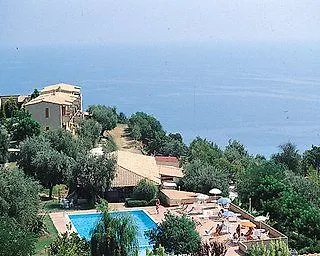 Villaggio L'olivara 3* トロペーア